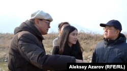 Академик-археолог Карл Байпаков рассказывает представителям мониторинговой комиссии Комитета ЮНЕСКО о значимости городища Тальхиз в средние века. Алматинская область, 8 ноября 2016 года.