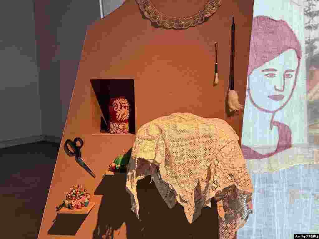 Челтәр энәсе белән бәйләнгән шәл, тегү-чигү әйберләре аерым урым алып тора.