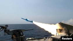 İran hərbi təlimləri zamanı buraxılan raket.