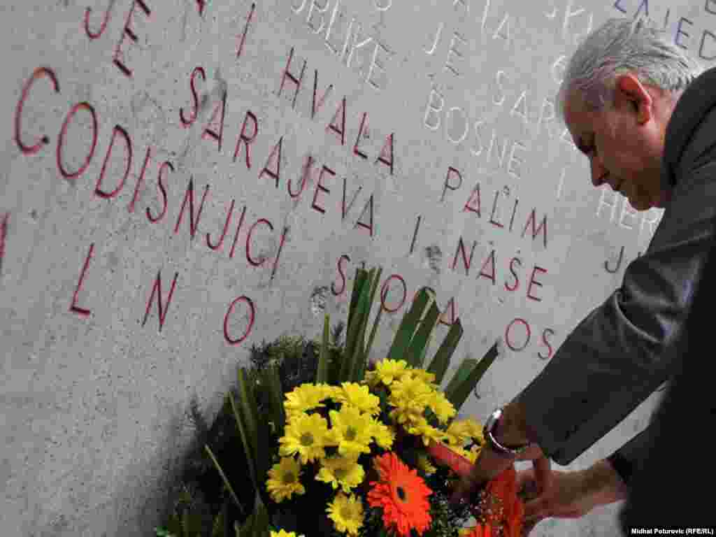 Spomen obilježje Vječna vatra, 09.05.2011. Foto: RSE / Midhat Poturović