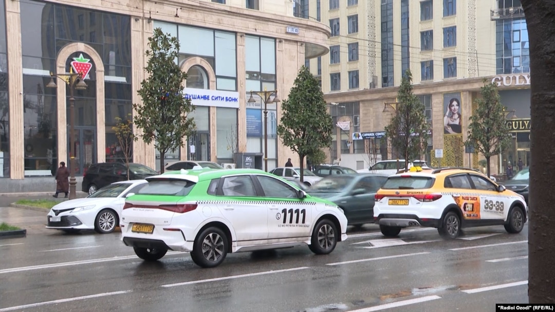 Taxiurile electrice sunt din ce în ce mai des întâlnite pe străzile din Dușanbe (fotografie de arhivă).