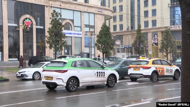 Gjithnjë e më shumë makina të prodhuara në Kinë, si këto taksi në Dushanbe, po shihen në rrugët e qyteteve të Azisë Qendrore.