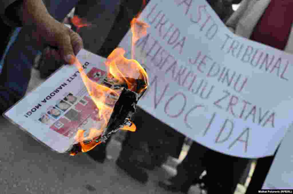 Mirni protesti ispred zgrade UN zbog najavljenog skraćivanja optužnice bivšem lideru bosanskih Srba Radovanu Karadžiću, 16. septemar 2009. Foto: Midhat Poturović