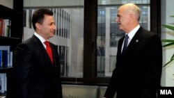 Kryeministri i Maqedonisë, Nikolla Gruevski, dhe homologu i tij grek, Jorgos Papandreu (Foto arkiv)