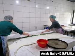 Tokom dve smene oko 20 žena u kuhinji dnevno pravi oko 2.000 do 3.000 hiljade komada mantija