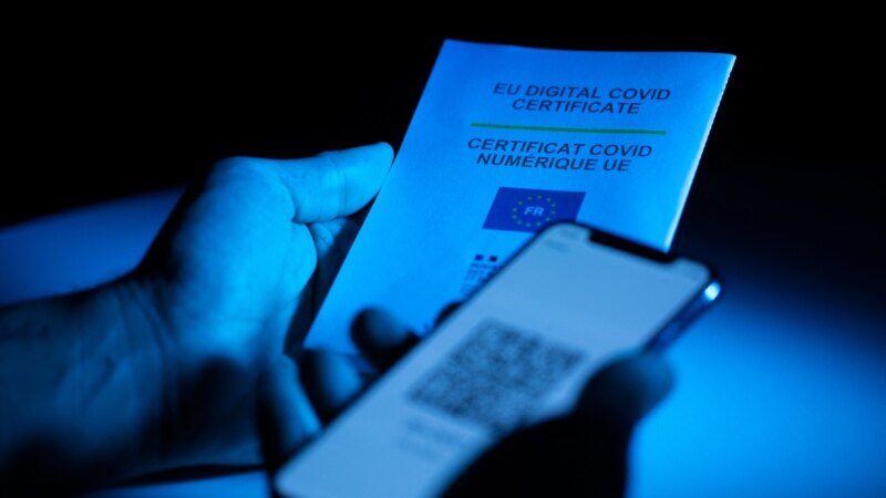 Посол ЕС заявил, что Россия затягивает признание COVID-паспортов