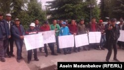 Жители села Теплоключенка, вышедшие на митинг. 27 мая 2019 г.