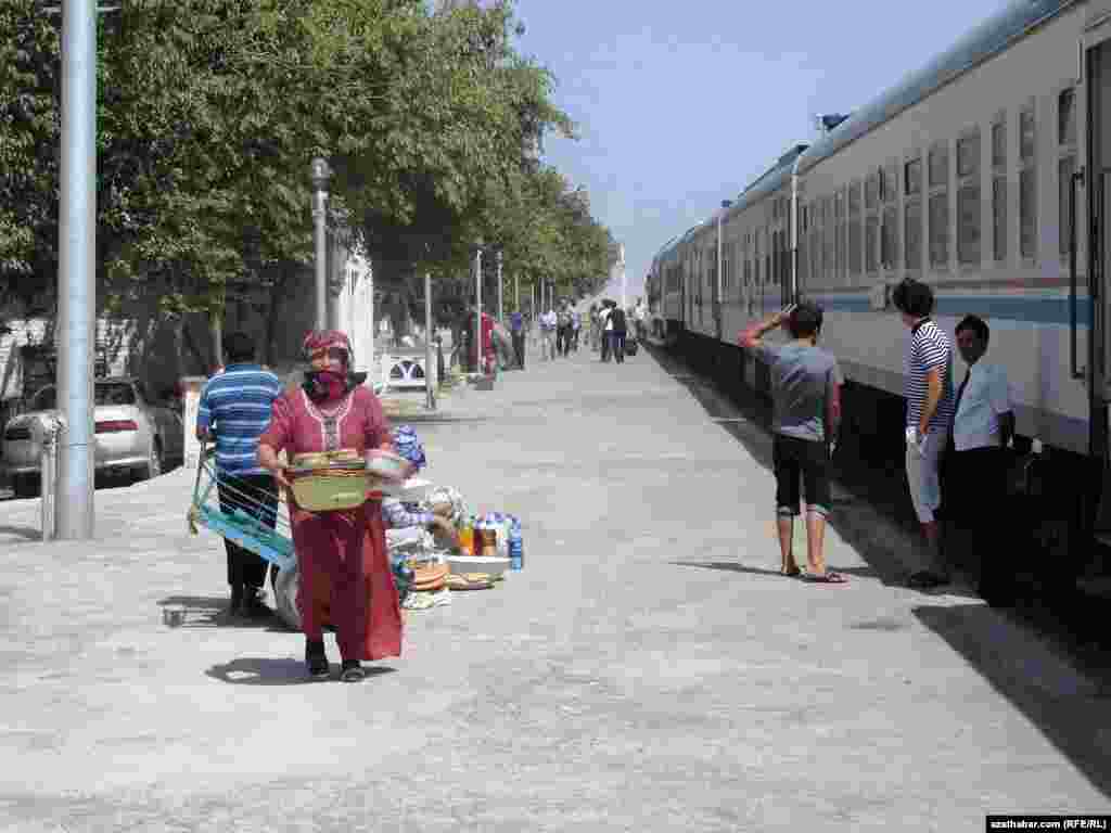Duşak otly stansiýasynda gutapdyr, somsalary satmaga alyp barýan zenan
