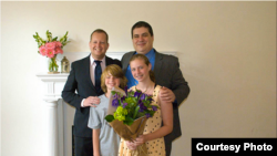 Гомельскіі актывіст Вячаслаў Бортнік са сваім мужам-амэрыканцам.