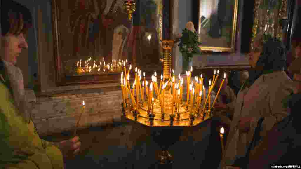 Belarus - Holy Saturday in Minsk churches, Consecration of Easter meals, 11Apr2015