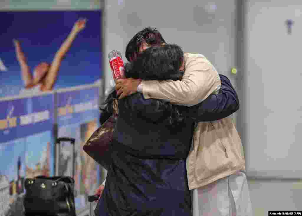 Një çift përqafohet pasi vala e parë e të larguarve nga Kabuli arrijnë në Aeroportin Ndërkombëtar të Frankfurtit në Gjermani më 18 gusht.