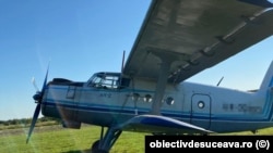 Avionul de tip AN-2 folosit de traficanții de țigări și capturat de autoritățile ucrainene după un zbor ilegal în România.