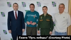 Евгений Саввин (второй слева)