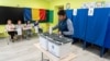 Moldoveni cu cetățenie română votează la alegerile prezidențiale din România, Chișinău, 2 mai 2025.