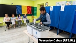 Moldoveni cu cetățenie română votează la alegerile prezidențiale din România, Chișinău, 2 mai 2025.