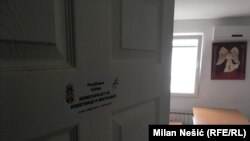 Izbeglički centar u Krnjači u kojem su tokom devedesetih i dvehiljaditih bile smeštene izbeglice iz Hrvatske i Kosova, a danas iz Sirije, Avganistana....
