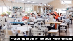 Muncitoare la o întreprindere de confecții din Zona Economică Liberă Ungheni, martie 2026