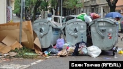 Преливащи контейнери за боклук в София