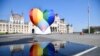 Un uriaș balon in culorile curcubeului instalat de Amnesty International în favoarea drepturilor LGBT în fața parlamentului maghiar pentru a protesta împotriva legii anti-LGBT, Budapesta, 8 iulie, 2021