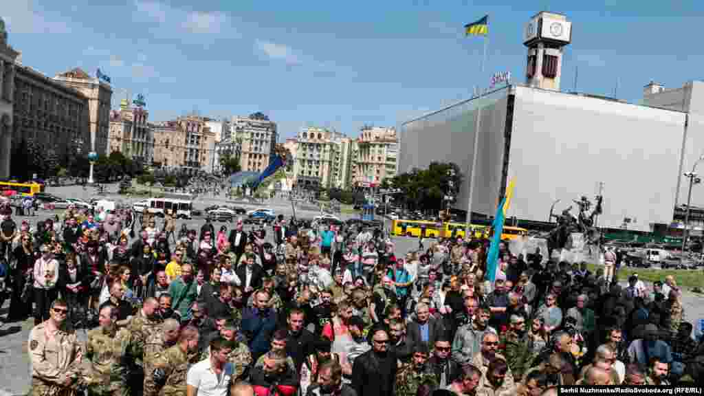 Попрощатись із загиблими військовими прийшли кількасот побратимів та киян