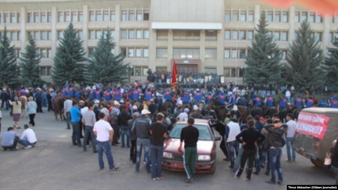 The scene earlier in the day in Karakol, where Kyrgyz protesters -- including some on horseback -- blocked the regional governor from leaving on October 7.