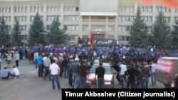 The scene earlier in the day in Karakol, where Kyrgyz protesters -- including some on horseback -- blocked the regional governor from leaving on October 7.