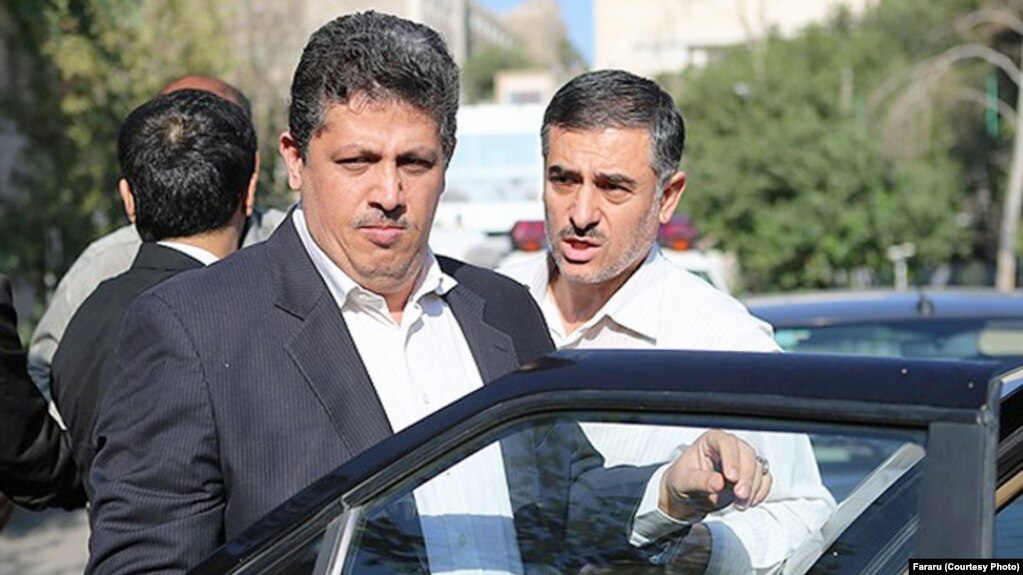 مهدی هاشمی (سمت چپ) فرزند اکبر هاشمی رفسنجانی. اکبر هاشمی رفسنجانی رئیس پیشین مجمع تشخیص مصلحت نظام بود