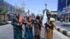 Afganistan: Luftëtarë talibanë, në një rrugë në Provincën Herat, (19 gusht 2021)