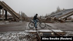 Un pod din Prokrovsk distrus de bombele rusești. La fel ca mii de clădiri din țară distruse sau avariate în timpul războiului, acesta ar putea fi reconstruit după ce războiul se va fi încheiat. 