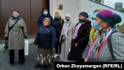 Группа граждан, требующая освобождения родственников в Синьцзяне, во время акции перед посольством Китая в Казахстане. Нур-Султан, 21 сентября 2021 года