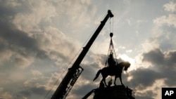 Снятие с постамента конной статуи одного из деятелей Конфедерации (фотоархив)