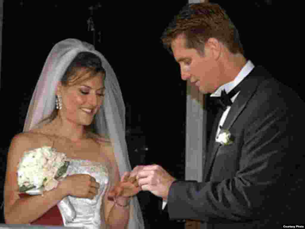 Metyu Brayzanın Zeyno Baranla toy mərasimi 23 avqust 2007. - Senatda erməni lobbisinin maraqlarını müdafiə edən senatorlar Brayzanı Türkiyə əslli Zeyno Baranla evləndiyi üçün Bakı və Ankaraya yaxınlıqda ittiham edirlər.