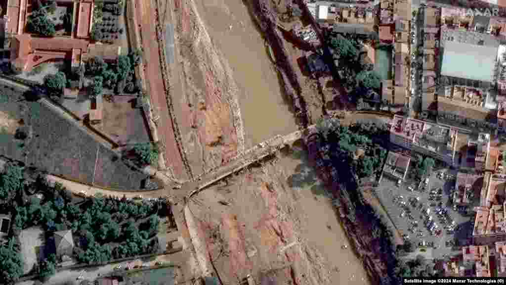 Imagine din satelit înainte de inundație. Carrer De Gomez Ferrer, Valencia, Spania - 18 octombrie 2024. Imaginea din dreapta arată urmările inundației, în aceeași locație, la 31 octombrie 2024. &nbsp;