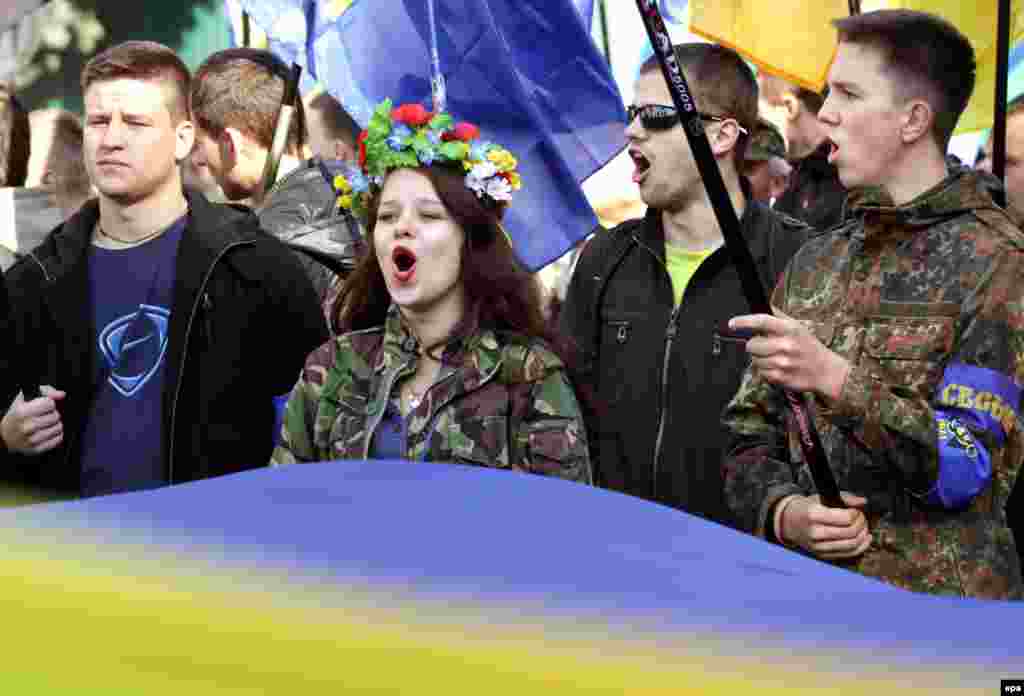 Активісти ВО &laquo;Свобода&raquo; на Покрову під час мітингу за визнання УПА, Київ, 14 жовтня 2014 року 