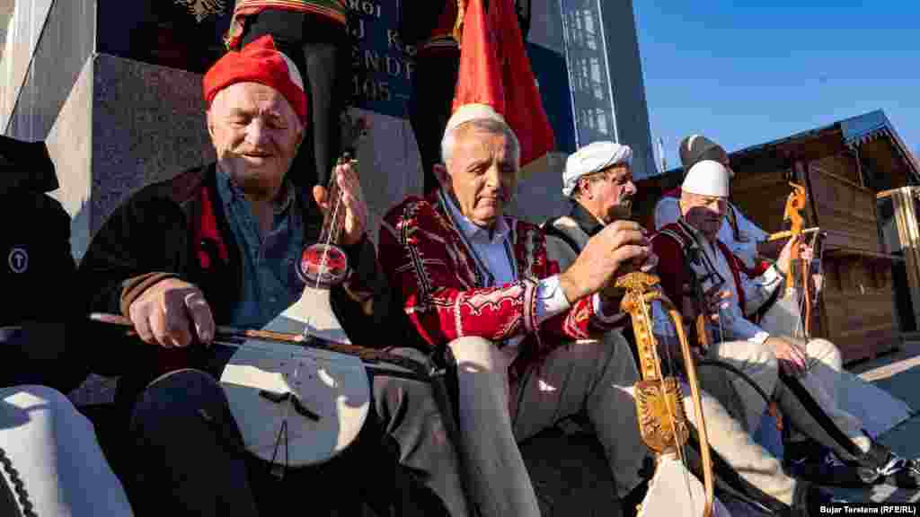 Liderët e Kosovës, uruan shqiptarët me rastin e 28 Nëntorit, duke e quajtur festën me të rëndësishme për shqiptarët.