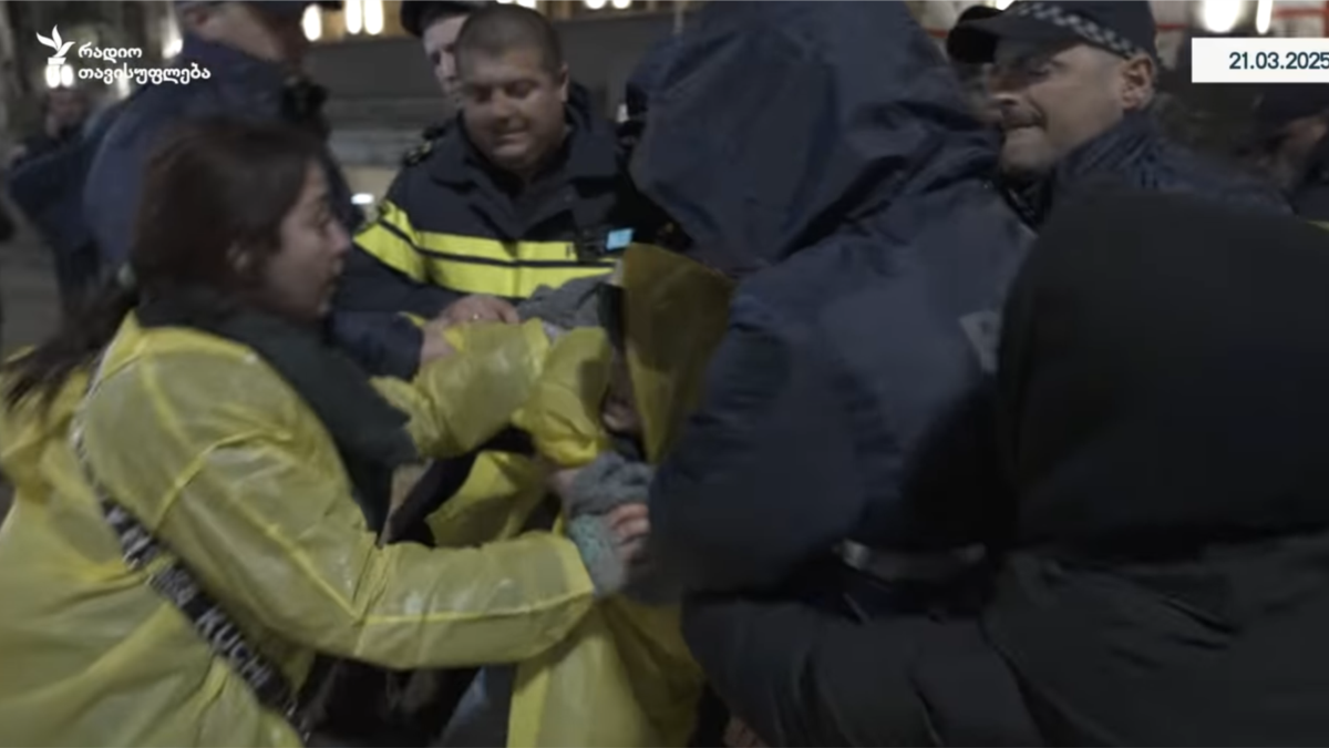 პოლიციას შევახსენებთ, რომ უკანონო დაკავება დანაშაულია - საია პარლამენტთან სამი სტუდენტის დაკავების შემდეგ