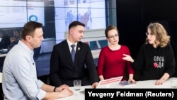Aleksei Navalny (soldan birinci) və prezidentliyə namizəd olmuş Ksenia Sobchak (sağdan birinci) "Navalny Live" YouTube şousunda, 18 mart, 2018-ci il
