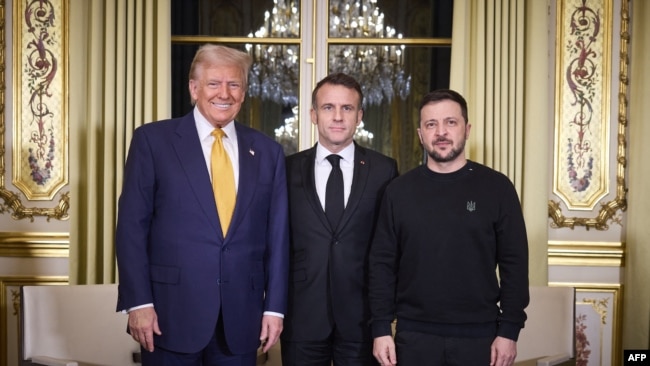 Donald Trump, Emannuel Macron dhe Vladimir Zelensky në një takim në Paris