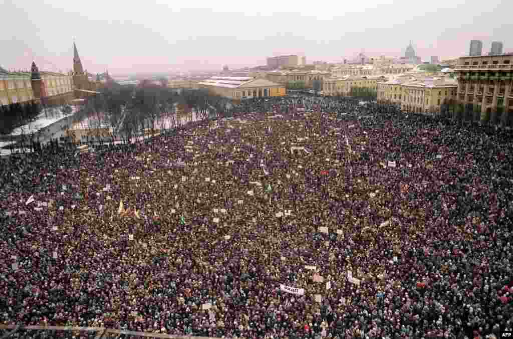 Aproximativ 100.000 de demonstranți mărșăluiesc spre Kremlinul din Moscova la 20 ianuarie 1991. Mulți au cerut demisia președintelui sovietic Mihail Gorbaciov, protestând față de represiunea armatei sovietice împotriva autorităților naționaliste lituaniene. Lituania a fost prima republică baltică care și-a proclamat independența în martie 1990. URSS a recunoscut în cele din urmă secesiunea Lituaniei în septembrie 1991.&nbsp;