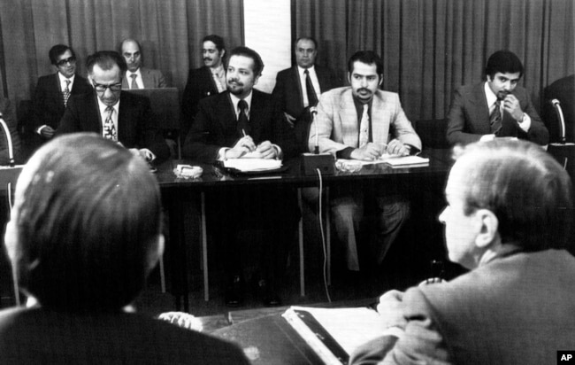 جمشید آموزگار (چپ) و احمد زکی یمانی در نشست وزیرات نفت کشورهای تشکیل‌دهنده اوپک در اکتبر ۱۹۷۳