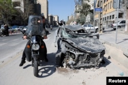 Mașină distrusă, în urma unui atac asupra unei secții de poliție, Teheran, 4 martie 2026.