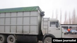 Яке аз мошинҳои омодаи ҳаракат ба Сӯх дар ноҳияи Риштон