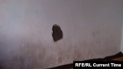 Дыра в стене в доме Курбоновых, пробитая, по их словам, снарядом.
