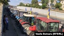 Fermierii au venit cu tractoarele la Chișinău să ceară mai mult sprijin pentru agricultura lovită de secetă, Podul de la Telecentru, 14 august 2020