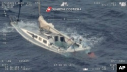 تصویر منتشر شده توسط گارد ساحلی ایتالیا از یک قایق در حال غرق شدن پناهجویان