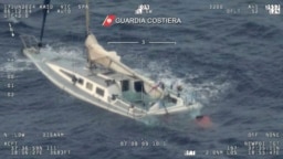 تصویر منتشر شده توسط گارد ساحلی ایتالیا از قایق در حال غرق شدن پناهجویان