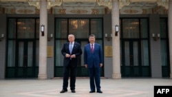 Donald Tramp Pekində, Çjunnanhay iqamətgahının bağında Si Cinpinlə şəkil çəkdirir.