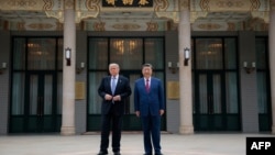 Američki predsjednik Donald Trump pozira za fotografije s kineskim liderom Xi Jinpingom tokom posjete vrtu Zhongnanhai u Pekingu, 15. maja.