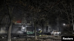 Пожежники на місці пошкодження багатоквартирного будинку під час російського удару в Запоріжжі, 25 листопада 2025 року