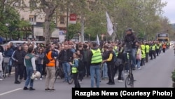 Kolona studenata i građana na protestu podrške Milomiru Jaćimoviću u Novom Sadu, 20. april 2026.